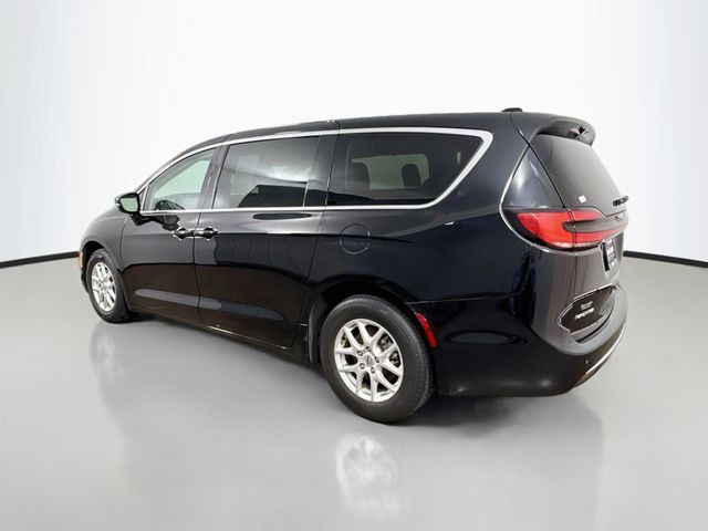 Used 2024 Chrysler Pacifica Touring-L FWD image 5