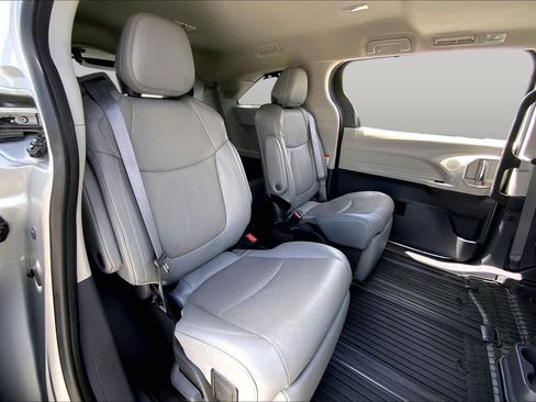 Used 2023 Toyota Sienna Limited FWD image 19