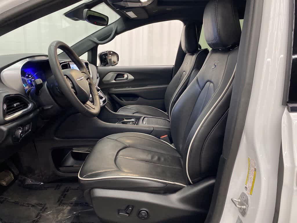 Used 2025 Chrysler Pacifica Limited FWD image 12
