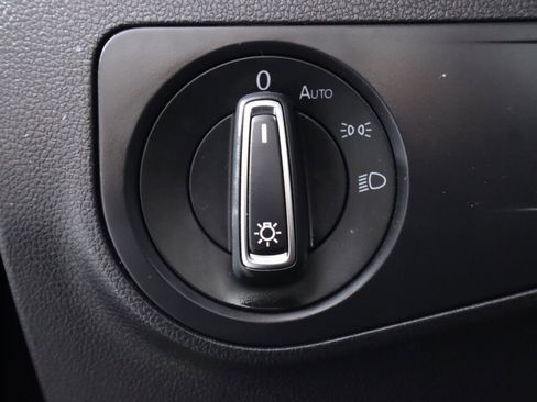 Used 2021 Volkswagen Tiguan SE image 10