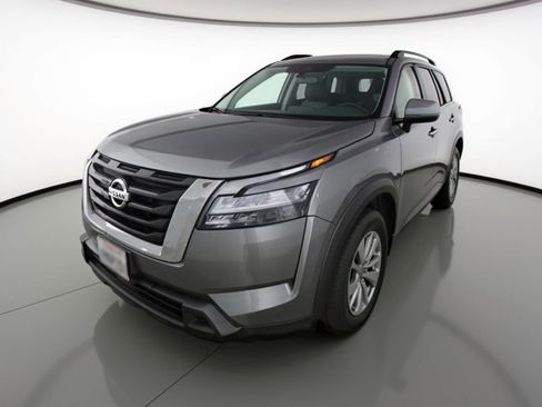 Used 2025 Nissan Pathfinder SV image 3