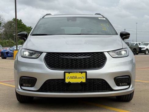 New 2026 Chrysler Pacifica Limited image 3