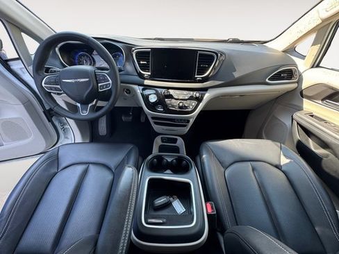 Used 2024 Chrysler Pacifica Touring-L FWD image 10