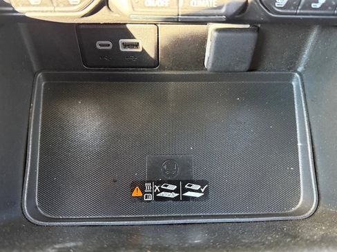 Used 2023 Chevrolet Suburban Premier image 34