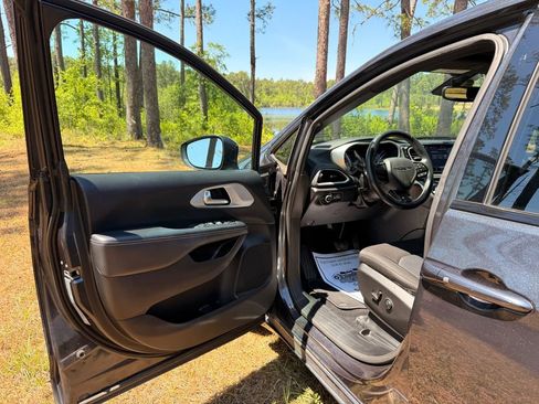 Used 2021 Chrysler Pacifica Touring w/ S Appearance Package FWD image 12
