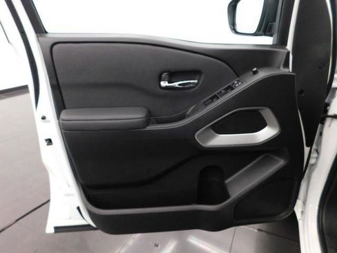 Used 2024 Nissan Frontier SV image 17