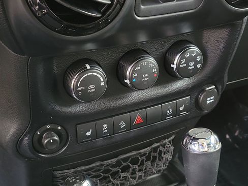 Used 2014 Jeep Wrangler Unlimited Sahara image 23