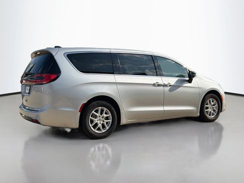 Used 2024 Chrysler Pacifica Touring-L FWD image 2