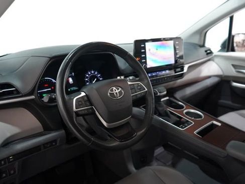Used 2021 Toyota Sienna XLE image 16