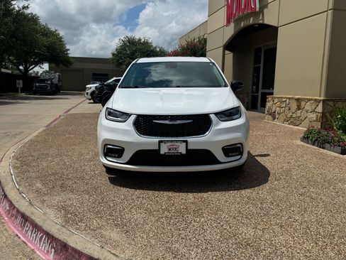 Used 2024 Chrysler Pacifica Touring-L FWD image 4