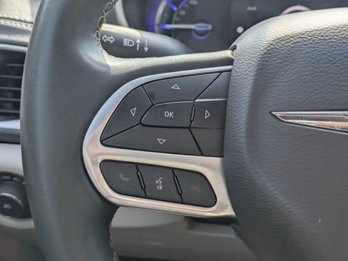 Used 2024 Chrysler Pacifica Limited FWD image 28