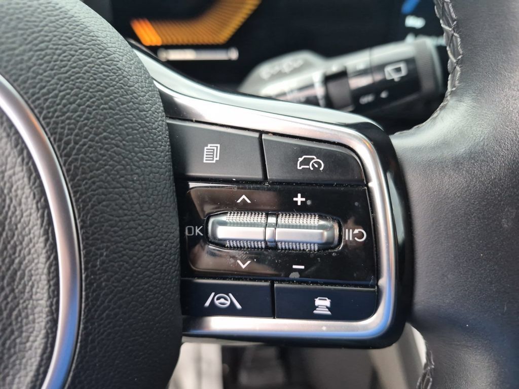 Used 2025 Kia Carnival FWD image 16