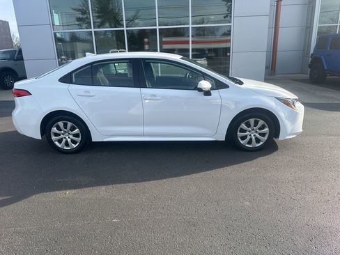 Used 2025 Toyota Corolla LE image 2