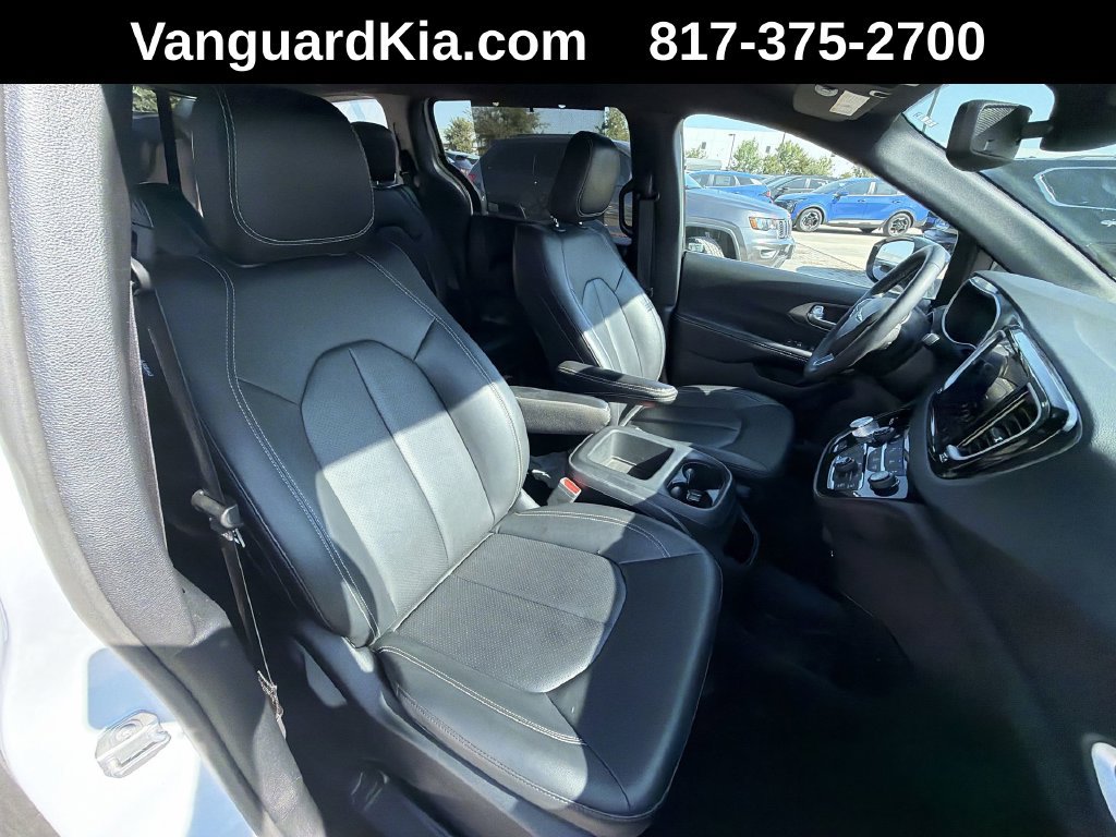 Used 2025 Chrysler Pacifica Select FWD image 28