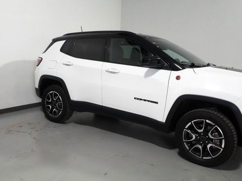 Used 2025 Jeep Compass Trailhawk AWD/4WD image 46