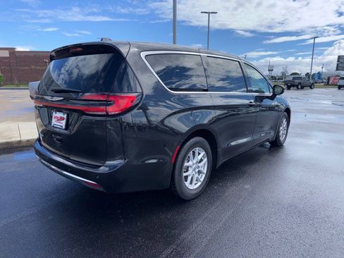 Used 2023 Chrysler Pacifica Touring-L FWD image 9