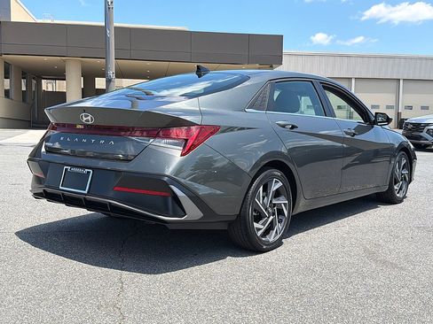 Certified 2025 Hyundai Elantra SEL FWD image 4
