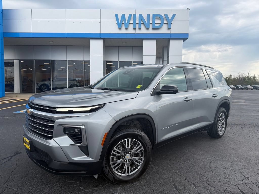 Used 2025 Chevrolet Traverse LT FWD image 1
