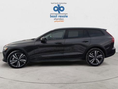 Used 2025 Volvo V60 B5 Cross Country Plus image 3