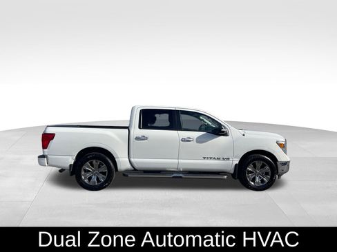 Used 2019 Nissan Titan SV w/ SV Convenience Package image 4