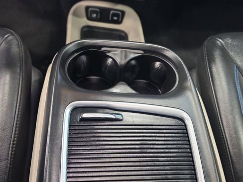 Used 2021 Chrysler Pacifica Touring-L w/ Uconnect Theater Family Group FWD image 20