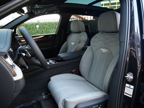 New 2025 Bentley Bentayga Extended Wheelbase image 18