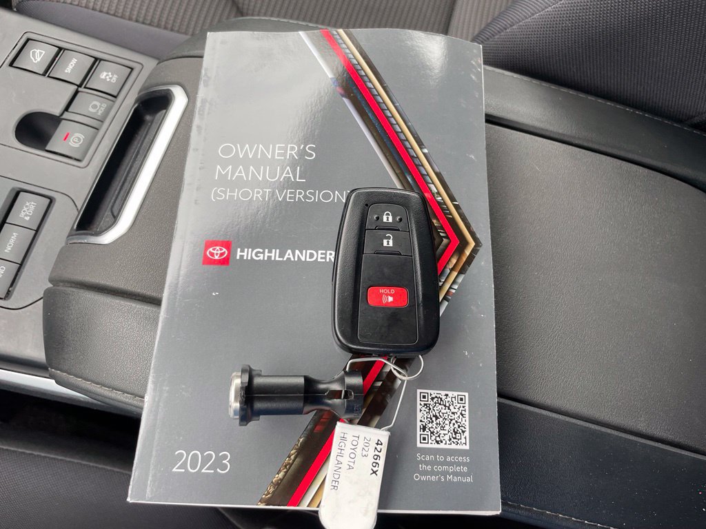 Used 2023 Toyota Highlander L AWD/4WD image 33