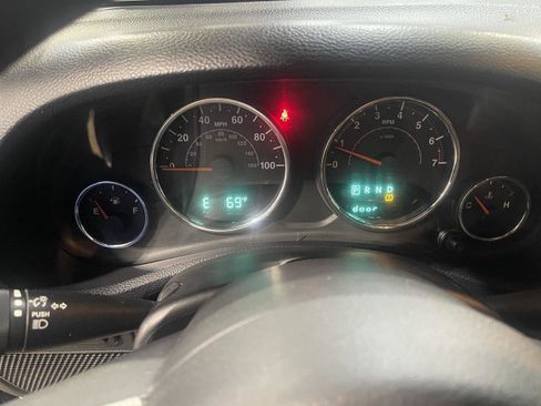 Used 2013 Jeep Wrangler Unlimited Rubicon image 13