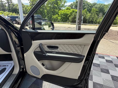 Used 2020 Bentley Bentayga Plug-In Hybrid AWD/4WD image 19