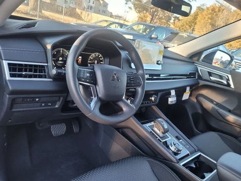 New 2024 Mitsubishi Outlander ES image 12