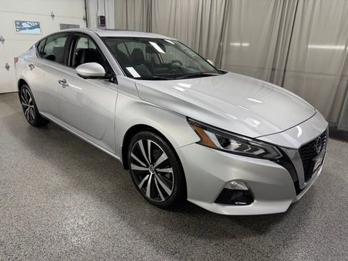 Used 2019 Nissan Altima 2.5 Platinum image 3