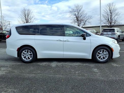 Used 2024 Chrysler Pacifica Touring-L image 3