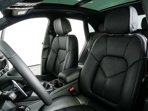 Certified 2026 Porsche Macan AWD/4WD image 5