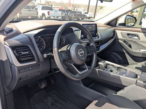 Used 2023 Nissan Rogue SV image 13