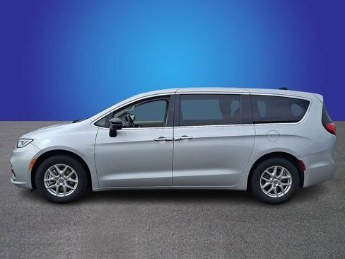 Used 2024 Chrysler Pacifica Touring-L FWD image 7