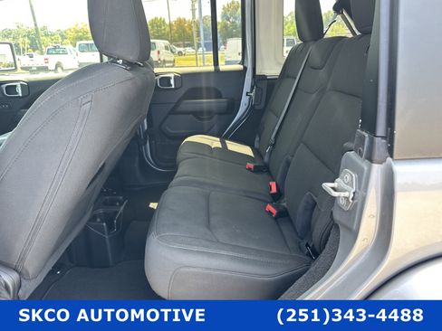 Used 2020 Jeep Wrangler Unlimited Sahara image 13