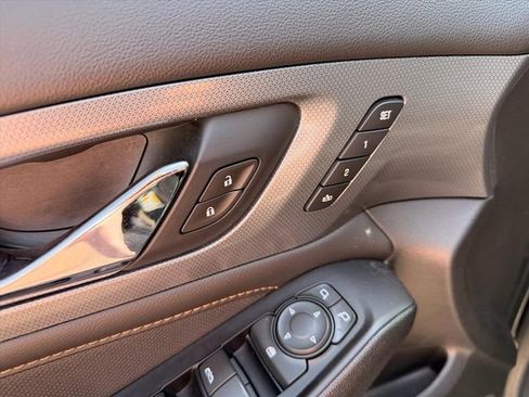 Used 2020 Chevrolet Traverse Premier w/ LPO, Blackout Package FWD image 15