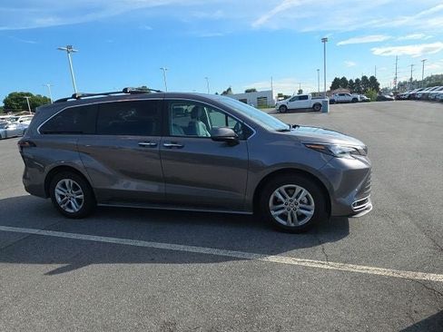 Used 2024 Toyota Sienna XLE w/ XLE Plus Package AWD/4WD image 4