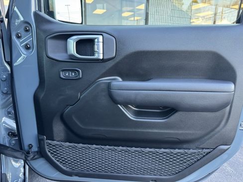 Used 2024 Jeep Gladiator Sport image 14