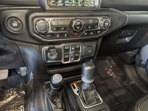 Used 2023 Jeep Gladiator Overland AWD/4WD image 18