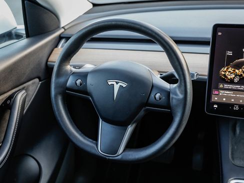 Used 2021 Tesla Model Y Long Range image 13