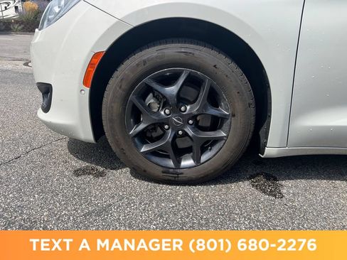 Used 2019 Chrysler Pacifica Touring-L FWD image 9