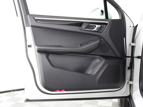 Used 2025 Porsche Macan image 20