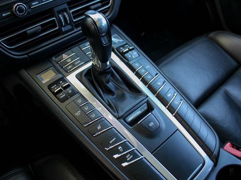 Used 2020 Porsche Macan AWD/4WD image 37