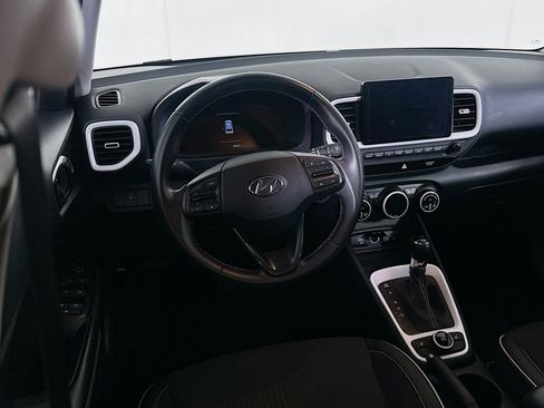 Used 2024 Hyundai Venue Limited image 18