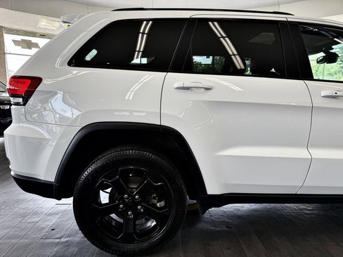Used 2019 Jeep Grand Cherokee Laredo image 11