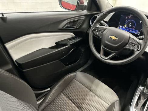 Used 2025 Chevrolet Trax LT FWD image 12