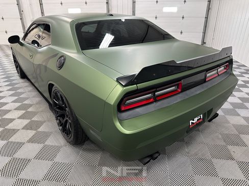 Used 2009 Dodge Challenger SRT8 w/ SRT Option Group II RWD image 10