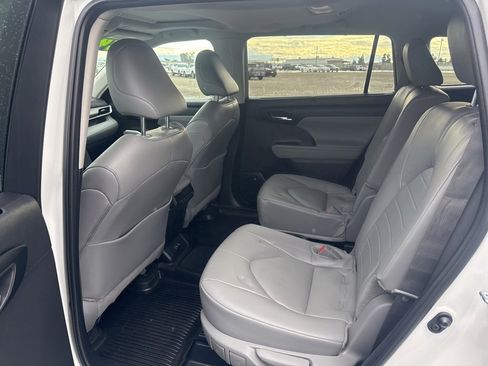 Used 2024 Toyota Highlander XLE image 13