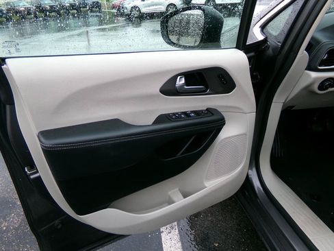 Used 2023 Chrysler Pacifica Touring-L AWD/4WD image 29